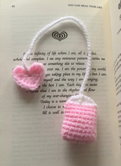 These are crocheted teabags bookmarks, they are made to order so they might not look all alike, this is also because they are hand made which is what makes it so special, each bookmark is made with love ❤️  This is not a toy, please keep it away from children and pets, for safety. If you would like further information please message me here or on instagram @crochetsbynady White Crochet Plushie Ideas, Tea Bag Bookmark Crochet, Crochet Tea Bag Bookmark, Things To Crochet For Teachers, Handmade Gifts Crochet, Teabag Crochet, Crochet Presents Ideas Friends, Book Crochet Ideas, Crochet Cute Stuff