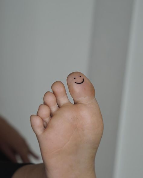 Big Toe Tattoo Bottom Of Toe Tattoo, Big Toe Tattoo, Bottom Of Foot Tattoo, Toe Tattoos For Women, Little Foot Tattoos, Toe Tattoo, Toe Tattoos, Small Tattoo Placement, Tattoo Thoughts