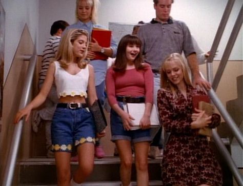 90210 Fashion, 90’s Outfits, 90s Inspired Outfits, 2000s Outfits, Beverly Hills 90210, Outfit Chic, 90s Fashion Outfits, Movies Outfit, 90s Outfit