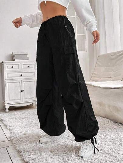 Puffy Cargo Pants, Parachute Pants Outfit Summer, Pantaloni Parachute, Black Parachute Pants Outfit, Parachute Pants Women, Baggy Pants For Women, Pantalon Parachute, Black Parachute Pants, Parachute Pants Outfit