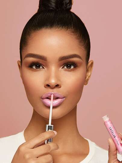 Lipgloss Editorial, Lip Gloss Photoshoot, Cosmetics Moodboard, Lipgloss Photoshoot Ideas, Lipstick Photoshoot, Lip Photo, Model Lips, Glow Photos, Beauty Campaign