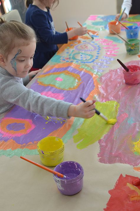 4yr olds work together to make a big painting ~ collaborative art projects foster cooperation Recycled Material Art, Big Painting, Collaborative Art Projects, Art Projects For Teens, Washable Paint, Collaborative Art, Art Experience, Process Art, Preschool Art