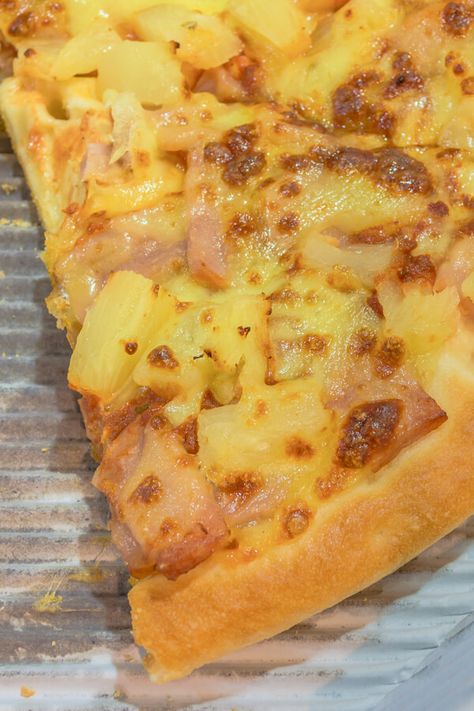 Hawaiian Spam Pizza - Hawaiians know the tasty truth about spam. Spam and pineapple with red onion and green pepper makes a delicious island-style pizza. | CDKitchen.com Spam Pineapple Recipe, Spam Pizza, Spam Pineapple, Greenwich Pizza, Keto Alternatives, Spam Recipes Dinners, Strata Recipes, Spam Recipes, Pineapple Recipe