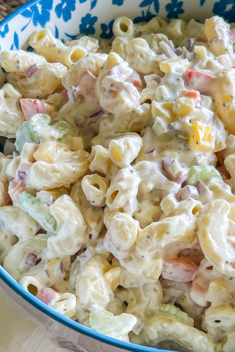 Classic Macaroni Salad is the ultimate side dish of the summer and is invited to all the BBQ's! It's creamy, crunchy, and so simple to prepare. Deli Macaroni Salad, Macaroni Salad With Egg, Pampered Chef Desserts, Creamy Macaroni Salad, Chef Desserts, Salad Macaroni, Classic Macaroni Salad, Egg Potato, Macaroni Salad Recipe