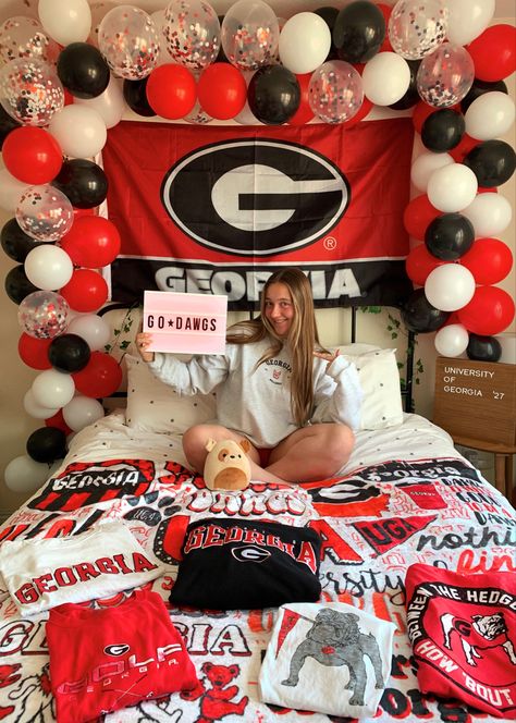 UGA class of 2027 bed decorating for college decision Georgia College And State University Dorm Room Ideas, Uga Bed Party, Uga Campus Aesthetic, Uga Birthday Party Decorations, Bed College Decision, Uga Dorm Room Ideas, College Decision Bed, University Of Georgia Aesthetic, College Acceptance Aesthetic