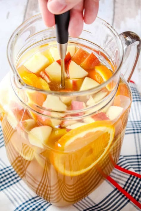 Whiskey Punch, Fall Punch Recipes, Apple Cider Whiskey, Apple Cider Sangria Recipe, Apple Pie Cocktail, Bourbon Cider, Fall Apple Cider, Batch Cocktail Recipe, Bourbon Apple Cider