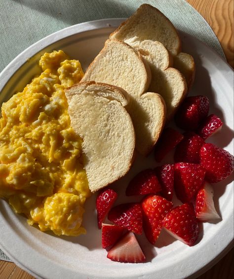 Spring Breakfast Aesthetic, Healthy Egg Breakfast Aesthetic, Cute Breakfast Ideas For Boyfriend, Breakfast Asthetic Picture, Eating Breakfast Aesthetic, Egg Breakfast Aesthetic, Fancy Breakfast Aesthetic, Aesthetic Breakfast Pictures, Breakfast Astethic