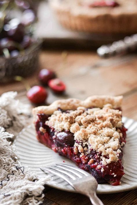 Cherry Pie Crumble, Cherry Crumb Pie, Chocolate Cherry Dump Cake, Perfect Flaky Pie Crust, Fresh Cherry Pie, Flaky Pie Crust Recipe, Crumb Pie, Cherry Crumble, Homemade Pie Crust Recipe