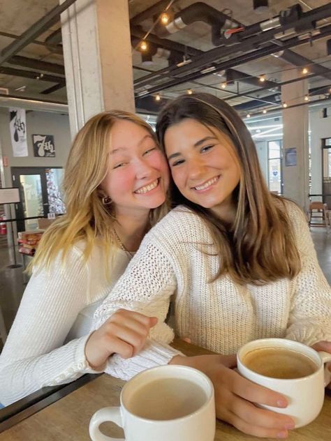 Best Friend Coffee Pictures, Birthday In Coffee Shop, Coffee Shop Pictures Instagram Friends, Picture Poses Coffee Shop, Instagram Coffee Shop Pictures, Bff Poses In Cafe, Instagram Pose Friends, Pics With 3 Friends Photo Ideas, Friends In A Coffee Shop