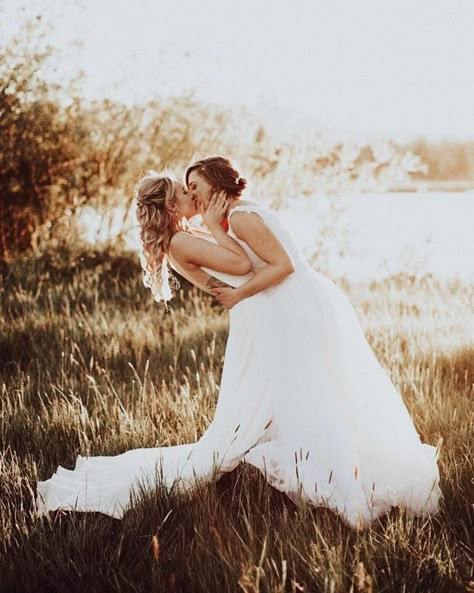 Mrs. and Mrs. Meyer 👰👰 Lesbian Wedding 📷 Photography 📸 Photo Ideas 💡 #LesbianWeddingIdeas #RomanticWeddingIdeas #RomanticEngagementIdeas 👧🧡👧 Lesbian Wedding Picture Ideas, Lesbian Wedding Photography Poses, Wlw Wedding Aesthetic, Mrs And Mrs Wedding, Lesbian Wedding Photography, Engagement Story, Shooting Couple, Lesbian Weddings, Mrs And Mrs