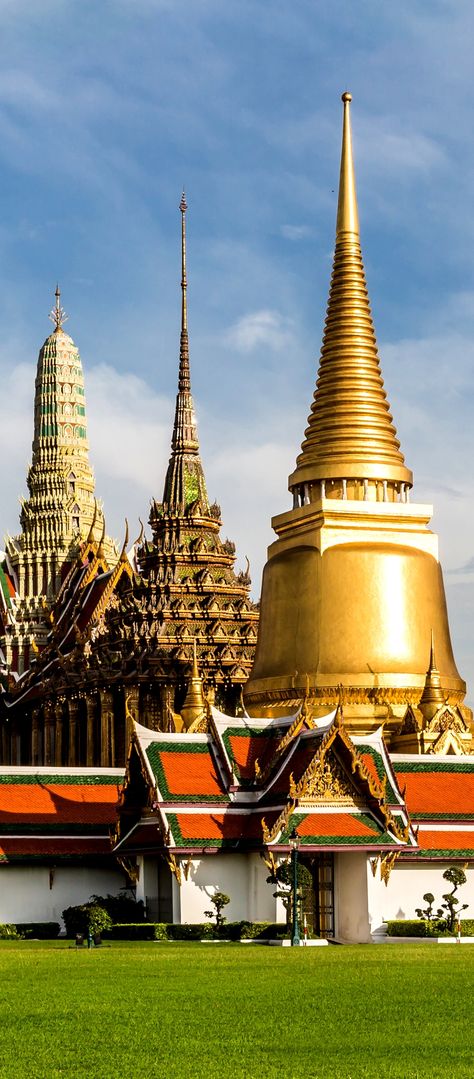 Must-see Temples to Visit in Thailand. Thai Architecture, Temple Thailand, Pictures Of Beautiful Places, Visit Kyoto, Borobudur Temple, Japan Temple, Buddhist Temples, Japan Itinerary, Royal Palaces