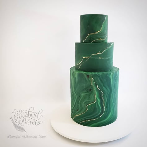 Marbled in green fondant, this cake features a jade or emerald marble look. Stylish, chic, modern wedding in stone. Emerald Green Cake Birthday, Emerald Green Cake Ideas, Green Fondant Cake, Green And Black Cake, Green Theme Cake, Emerald Green Birthday Cake, Wedding Cake Green Gold, Green Marble Cake, Emerald Green Cake