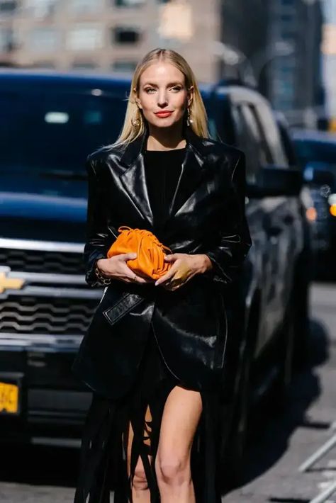 Mini Bag Street Style, Bottega Veneta Mini Pouch, Bv Bag, Mini Pouch, Mini Pouches, Style Looks, Best Street Style, Orange Bag, Cozy Outfit