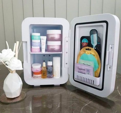 Formas de almacenar tu maquillaje y artículos de skin care Cosmetics Fridge, Mini Skincare Fridge, Skin Care Fridge, Makeup Fridge, Combination Skin Care Routine, Beauty Fridge, Mini Skincare, Skincare Fridge, Oily Skin Care Routine