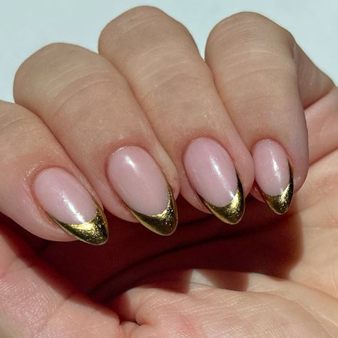 Biab nails 
Gel nail art 
Gold chrome French tips Gold Chrome Nail Tips, Gold Nail French Tip, Almond Nails With Gold Tips, Gold Tip French Manicure, Gold Gel Nail Designs, Gold Chrome Tips, Gold Chrome French Tip Nails, Gold Chrome French Tip, French Tip Gold