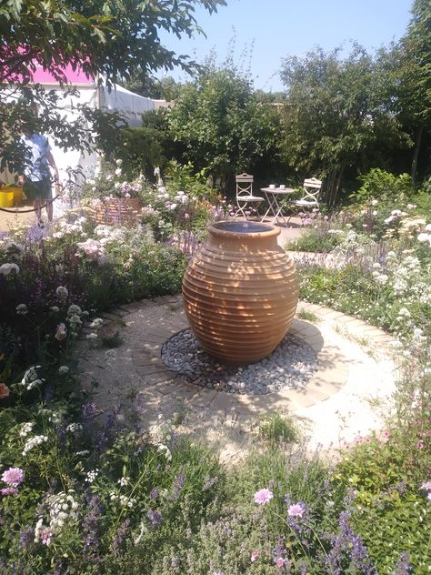 Spanish Garden Ideas, Hampton Court Flower Show, Happy Hallow, Bushes And Shrubs, Spanish Garden, Courtyard Gardens, Courtyard Gardens Design, Gravel Garden, Pea Gravel