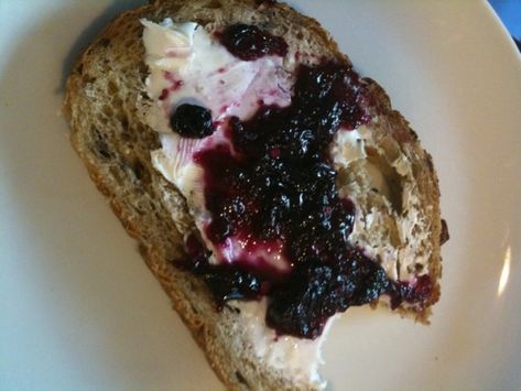 blueberry hot pepper jam on bread Blueberry Pepper Jelly Recipe, Blueberry Jalapeno Jam Recipe, Blueberry Jalapeno Jelly Recipe, Hot Pepper Jam, Blueberry Freezer Jam, Jalapeno Jelly Recipes, Jalapeno Pepper Jelly, Cheese Recipes Homemade, Blueberry Jelly