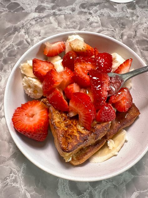 homemade strawberry bannana french toast. orginal pin. #frenchtoastrecipe #strawberry #banana #frenchtoastcasserole #breakfast #aesthetic #breakfastideas French Toast Aesthetic, Healthy French Toast, Strawberry French Toast, Strawberry Pancakes, Bakery Foods, Breakfast Aesthetic, School Breakfast, French Toast Sticks, French Toast Casserole