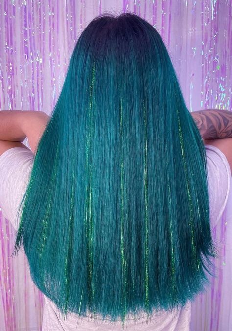 Hair tinsel Tinsel Ideas, Glitter Roots, Tinsel Hair, Green Tinsel, Cute Hair Colors, Hair Tinsel, Turquoise Hair, Fairy Hair, High Design