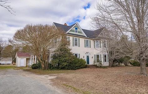 Nice house! Circa 1907. On 3/4 acre in Virginia. $245,000 – The Old House Life Quantico Virginia, Large Foyer, Nice House, Side Porch, Old Houses For Sale, Spacious Kitchens, Cute House, Cool Pools, Built In Storage