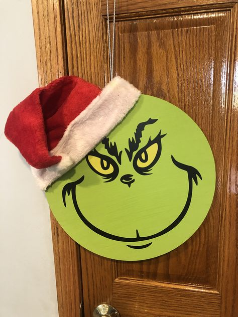 Grinch Easy Painting, Grinch Painting, Grinch Ideas, Grinch Stuff, Grinch Crafts, Xmas Deco, Painting Wood, Painted Wine Bottles, Wreath Hanger