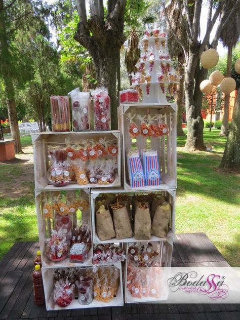 En la actualidad es muy común ver en todo tipo de evento su correspondiente mesa de postres o candy bar, a mi ¡me encantan! porque son alegres y festivas además aportan una nota de cariño y personalización adicional a la fiesta. Si deseas instalar tu propia mesa de dulces sin invertir demasiado dinero en el … Garden Theme Candy Table, Deco Champetre, Mexican Party Theme, Candy Cart, Spring Baby Shower, Cowgirl Party, Dessert Buffet, Mexican Party, Candy Table