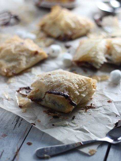 Peanut Butter Nutella Phyllo Pockets ~ A grown-up s'more! Pear Upside Down Cake, Phyllo Dough Recipes, Phyllo Recipes, Nutella Recipes Easy, Peanut Butter Nutella, For Keeps, Kinds Of Desserts, Phyllo Dough, Coconut Cream Pie