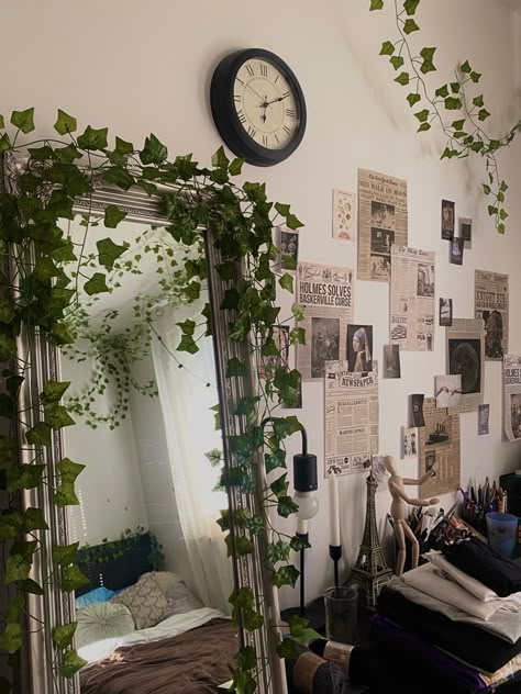 Vine Around Mirror, Aesthetic Dark Room Ideas, Room Makeover Dark Academia, Aesthetic Mirrors Bedroom, Plant Academia Aesthetic, Simple Dark Academia Room, Vines Around Mirror, Dark Academia Room Makeover, Dark Plant Bedroom