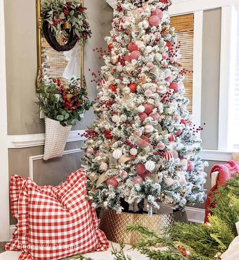 21 Most Beautiful Christmas Bedroom Decorating Ideas For Cozy Warmth Pre Lit Garland, Holiday Bedroom, Christmas Color Palette, Twinkle String Lights, Floral Comforter Sets, Christmas Accents, Bedroom Decorating Ideas, Christmas Decorations Bedroom, Red Lantern