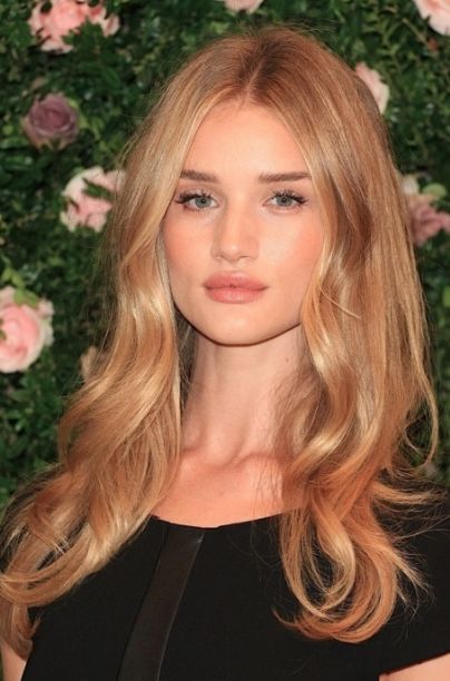 Rosie Huntington-Whiteley Jahodová Blond, Gold Blonde Hair, Warm Blonde Hair, Honey Blonde Hair Color, Strawberry Blonde Hair Color, Color Rubio, Beautiful Blonde Hair, Golden Blonde Hair, Cool Blonde Hair