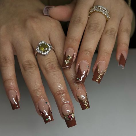 Nail Charm Ideas, Gold Nail Set, Black French Tip Nail, Quick Nails, Acrylic Nail Designs Classy, Black French Tip, French Tip Nail Art, Brown French, Quick Nail