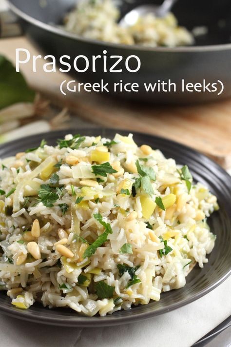 Prasorizo (Greek rice with leeks) Greek Banquet, Rice Dishes Easy, Greek Rice, Greek Cooking, Lemon Slices, Greek Dishes, Spring Onions, Mediterranean Cuisine, Greek Food