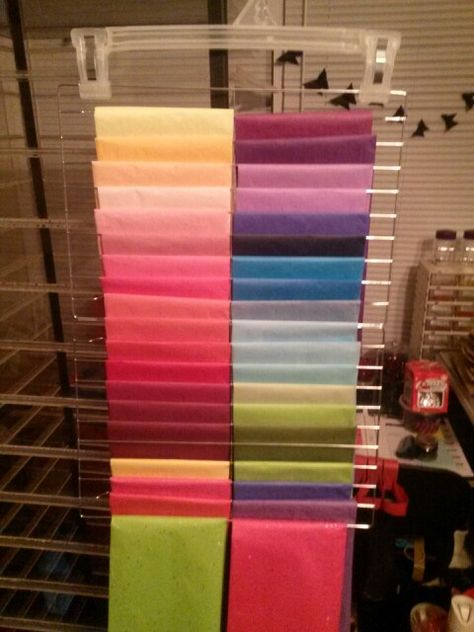 Organize & store tissue paper of two cookie cooling racks taped together! Store Tissue Paper, Paper Storage Ideas, Tissue Paper Storage, Kitchen Storage Organization Diy, Gift Bag Organization, Gift Bag Storage, Gift Wrap Organization, Craft Paper Storage, Gift Wrapping Station