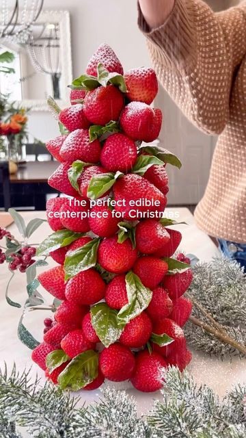 @eatinghealthytoday on Instagram: "Strawberry tree for the holidays 🌲🍓 save and share with a friend that would love to try this! 🍓🍓 (Via: @mackenziebiehl) ✨ What you need: Foam cone Toothpicks Strawberries Basil Powdered sugar (Can be served with melted chocolate 🍫)" Sweet Baby Shower Ideas, Christmas Strawberry, Edible Centerpieces, Strawberry Tree, Types Of Christmas Trees, Fruit Creations, Fall And Thanksgiving, Strawberry Baby, Strawberry Party