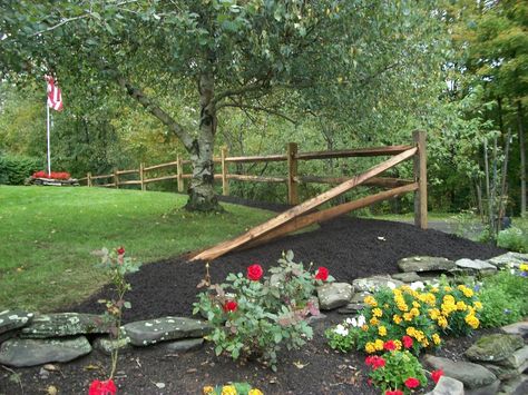 #PinMyDreamBackyard - Split Rail fence, just a couple sections, and then end it like this to separate our driveway from the neighbor's. Rail Fence Ideas, Driveway Entrance Landscaping, Rustic Landscaping, Split Rail Fence, Fence Garden, Driveway Landscaping, Front Yard Fence, Rail Fence, Rock Garden Landscaping