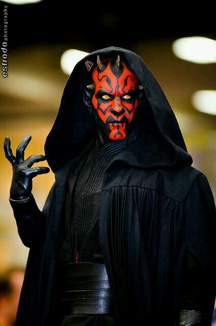 Darth Maul (Star Wars) Darth Maul Cosplay, Dark Maul, Halloween Parejas, Batman Cosplay, Dark Vador, Epic Cosplay, Darth Maul, Amazing Cosplay, Star Wars Universe