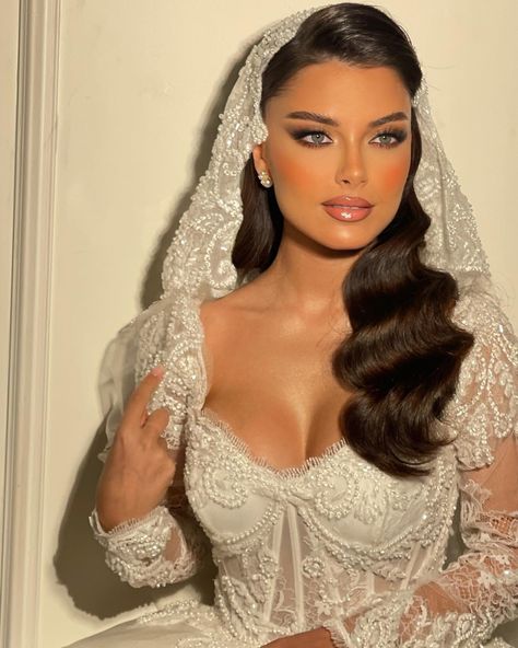 Middle Eastern Bridal Hair, Lebanese Bride Hairstyle, Heavy Wedding Makeup, Draped Veil Hair Down, Long Vails Wedding Ideas, Arab Bride Hairstyles, Middle Eastern Wedding Makeup, Bride Hairstyles For Long Hair With Veil, Wedding Hairstyles For Bride With Veil