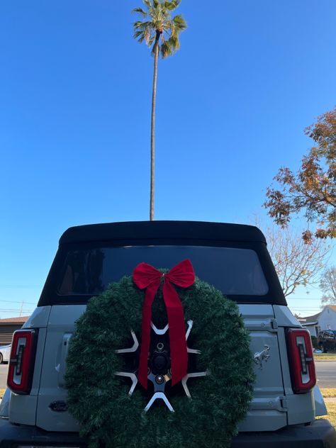 Christmas Decor For Jeep, Christmas Jeep Tire, Jeep Spare Tire Christmas Wreath, Jeep Tire Christmas Wreath, Tire Wreath Christmas, Christmas Jeep Decorations, Front Of House Christmas Decor, Jeep Wreath, Jeep Christmas Decorations