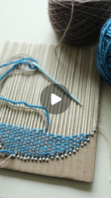 Pin Weaving Tutorial, Knitted Ideas Creative, Weaving And Embroidery, Weaving On Cardboard, Weaving Cardboard, Small Weaving Projects, Card Weaving Patterns Beginner, Pin Loom Weaving Projects, Weaving Projects Beginners