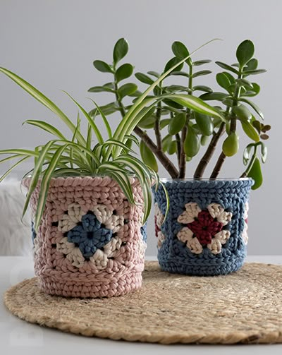 How to Make an Adorable Crochet Plant Pot Cover with Granny Squares! Crochet Planter Basket, Granny Square Things To Make, Crochet Gifts For Gardeners, Crochet Gifts Beginner, Granny Square Plant Holder, Granny Square Basket Pattern, Knit Plant Pot Cover, Crochet Plant Accessories, Crochet Basket Easy