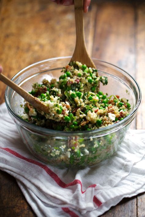 This Spring Quinoa Salad has quinoa tossed with peas, fresh herbs, feta, bacon, and almonds, plus a homemade Honey Lemon Vinaigrette. OH YES. | pinchofyum.com Pinch Of Yum, Vinaigrette Recipe, Lemon Vinaigrette, Spring Salad, Honey Lemon, Quinoa Recipes, Quinoa Salad, Frozen Peas, Iftar