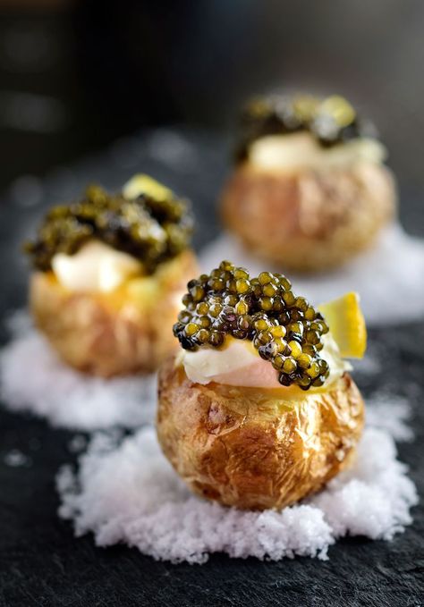 aperitivos gourmet para maridar con vermut Gourmet Party Appetizers, Canapes Gourmet, Horderves Appetizers, Canapes Recipes, Tapas Menu, Gourmet Appetizers, Caviar Recipes, Corn Cakes, Pub Food