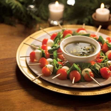 Mini Caprese Salad Kabobs - Farm Flavor Recipe Mini Caprese Salad, Caprese Kabobs, Salad Kabobs, Fresh Basil Recipes, Basil Recipes, Healthy Holiday Recipes, Kabob Recipes, Delicious Appetizer Recipes, 15 Minute Meals