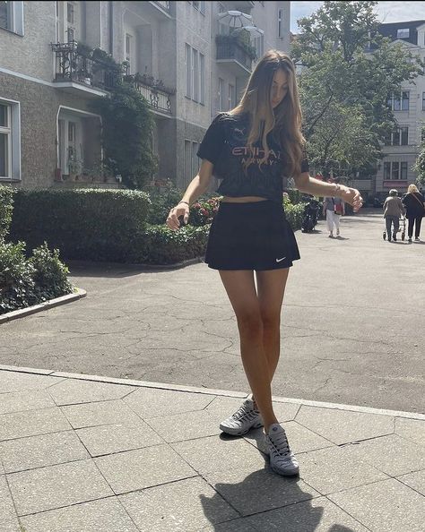 Nike Mini Skirt, Nike Tn Outfit, Nike Outfit, Nike Tn, Black Skirt, Nike Black, Black Nikes, Sneakers Fashion, Sensitive Skin