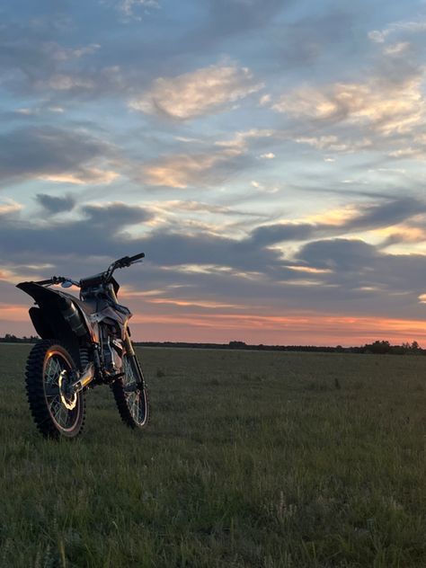 Dirtbike Aesthetic, Motocross Aesthetic, Biking Aesthetic, Ktm Dirt Bikes, Yamaha Dirt Bikes, Motocross Love, Bike Aesthetic, Biker Love, Quad Bike