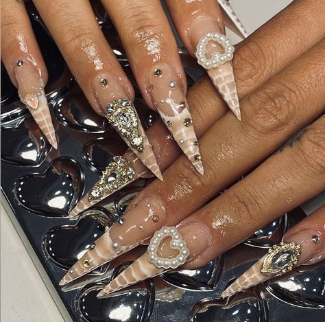 perfect nude stilleto inspo Neutral Stilleto Nails Designs, Nude Stilletos Nails, Stiletto Nude Nails, Beige Stiletto Nails, Champagne Stilleto Nails, Brown Stelito Nails, Nails