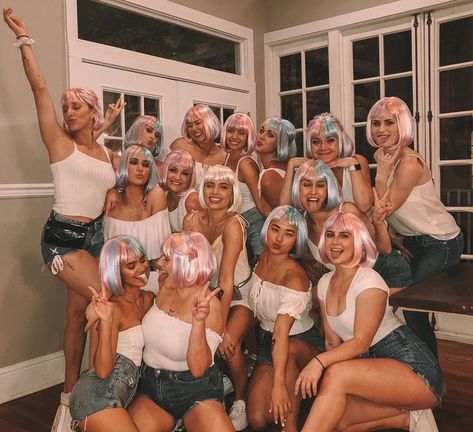 Tess Christine on Instagram: “Getting wiggy with it.🥂” Bachelorette Party Pictures Ideas, Hen Party Pictures, Bach Party Picture Ideas, Bachelorette Group Photo Ideas, Pink Country Bachelorette Party, Bachelorette Party Outfit Night, Bachelorette Party Outfit Black, Bachelorette Inspo, Vegas Bachelorette Party