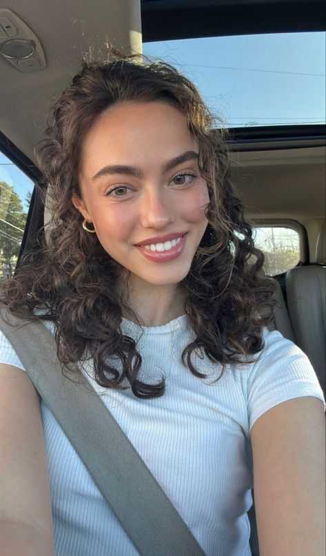 Curly Hair Cuts Medium Length Layers, Shoulder Length Curly Hair Cuts, Kiana Davis, Curly Hair White Girl, Brunette Aesthetic, Curly Haircut, Shoulder Length Curly Hair, Natural Curly Hair Cuts, Brown Curly Hair