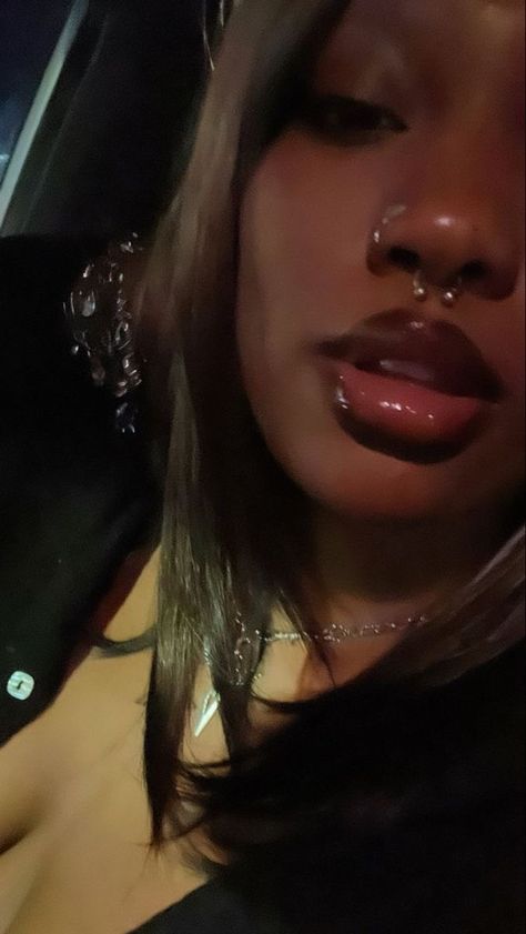 Septum Black Women, Cute Nose Piercings, Septum Piercing Jewelry, Black Girls With Tattoos, Face Piercings, Piercings For Girls, Cool Piercings, Nose Shapes, Face Jewels