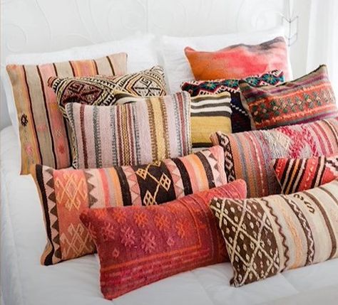 Do you want to learn how to decorate boho style? Boho interior design is a distinct style that combines aesthetics from different cultures and art, along with elements of nature. How To Decorate Boho Style, Colorful Boho Decor, Boho Style Room, Boho Yarn, Bo Ho, Boho Interior Design, Living Room Plants, Cozy Rugs, Striped Bedding